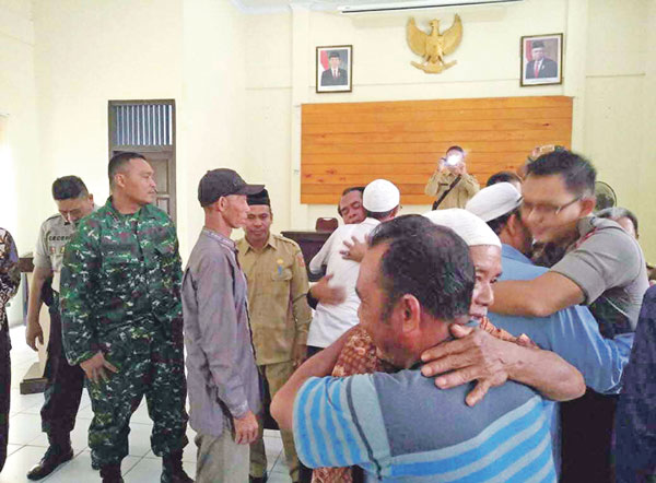 MEDIASI: Camat Arut Selatan Syahrudin mediasi permasalahan antara Kepala Desa Runtu dan para tokoh masyarakat setempat, di Aula Kantor Kecamatan Arut Selatan Senin (24/2). Ketegangan kedua belah pihak itu diduga akibat kemunculan video call porno yang did