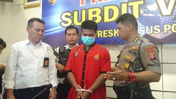 DIPROSES HUKUM : AS (baju merah), pelaku penyebar ujaran kebencian yang mengarah pada SARA,  setelah berhasil diamankan di  Polda Kalteng, Senin (24/2).(YUSHO/RADAR SAMPIT)
