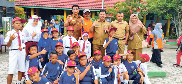 PENDIDIKAN: Sekda Kotim Halikinnor foto bersama usai Upacara Pembukaan Kompetisi Sains Nasional  (KSN), Kompetisi Olahraga Siswa nasional (KOSN), Festival dan Lomba Seni Siswa Nasional (FLS2SN) tingkat SD/MI Kecamatan Mentawa Baru Ketapang Tahun 2020, di