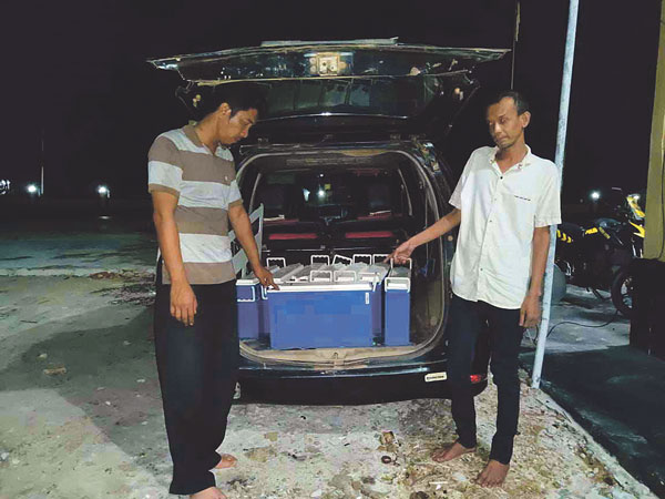 Digulung : Redy Nopiyanto (36) dan Iis (39), dua kawanan spesialis pencuri baterai BTS berakhir ditangan Polisi, Minggu (23/2) malam.(KAPOLSEK/RADAR SAMPIT)
