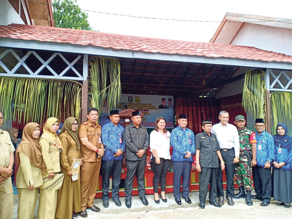 SEKOLAH: Sekda Kotim Halikinnor bersama dengan Wakil ketua DPRD Kotim Rudianur saat penyerahan, hibah rehabilitasi bangunan sekolah dasar  pekan lalu di Mentaya Hilir Utara.(IST/RADARSAMPIT)