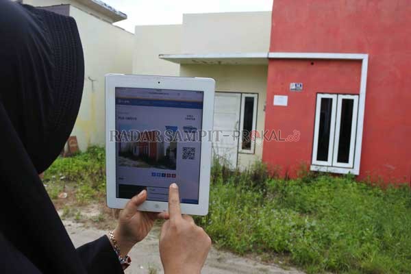 BERBURU RUMAH MURAH: Seorang warga mengecek rumah di Jalan Sudirman Km 1, Sampit, seperti yang terpampang dalam website rumahmurahbtn.co.id. Portal ini menawarkan puluhan unit rumah yang tersebar di Kalimantan Tengah dengan harga di bawah pasaran. Penjual