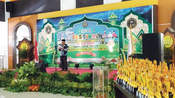 SAMBUTAN : Asisten I Setda Kotim Nur Aswan saat memberikan sambutan pada acara penutupan Festival Anak Saleh Indonesia (FASI) tingkat Kabupaten Kotim, belum lama tadi. (DOK. YUNI/RADAR SAMPIT)