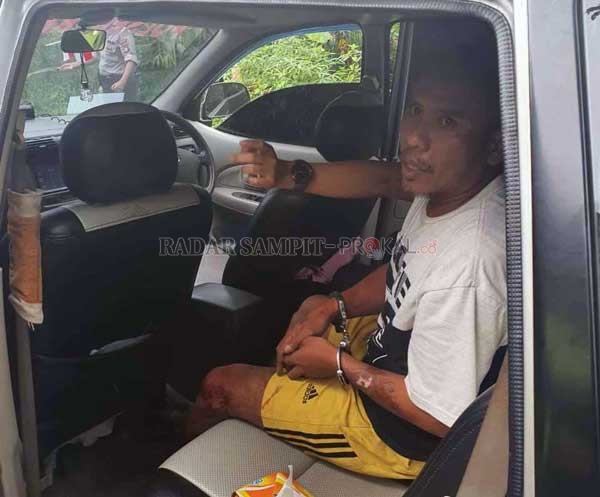 EMOSI: Budi diamankan polisi atas kasus penganiayaan yang terjadi di Jalan Delima 11, Sampit, belum lama ini.(KAPOLSEK/RADAR SAMPIT)