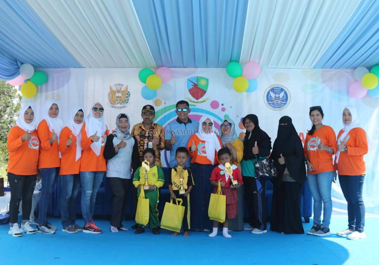 ANGKASA EXPO : Para pemenang lomba mewarnai Angkasa Expo foto bersama dengan Ketua Pengurus Yayasan Ardhya Garini Cabang Lanud Iskandar dan Danlanud Letkol Pnb Didik Setiya Nugroho. (LANUD ISKANDAR/RADAR PANGKALAN BUN)