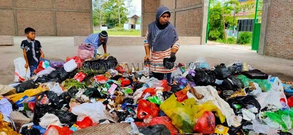 DEPO SAMPAH : Aktivitas di Depo Sampah yang berlokasi di Gang SMPN 3 Kecamatan Baamang, Sampit, belum lama tadi.(DOK. YUNI/RADAR SAMPIT)
