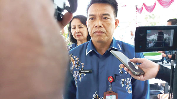 KONFIRMASI: Kepala DPMD Kotim Hawianan, saat diwawancarai terkait persiapan pelaksanaan Pilkades, di halaman kantor DPMD Kotim, Kamis (27/2). (DESI WULANDARI/RADARSAMPIT)