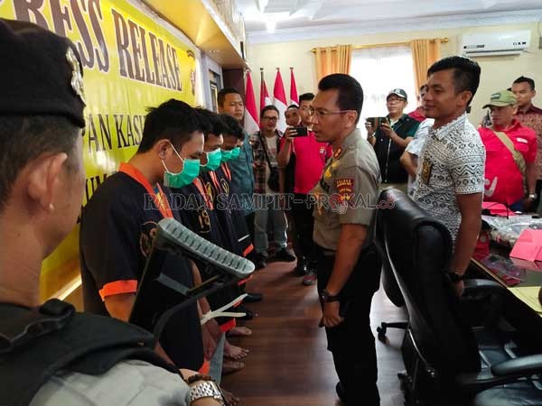 INTEROGASI : Kapolres Kobar AKBP Dharma B Ginting saat menginterogasi para pelaku pencurian saat press rilis di Aula Mapolres Kobar, Jumat ( 28/2).(SYAMSUDIN/RADAR PANGKALAN BUN)