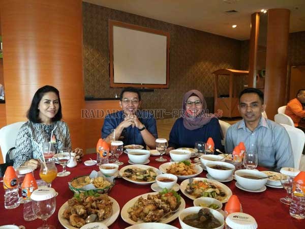 AKRAB : Direktur Radar Sampit Siti Fauziah, Manajer Iklan Fafan, ketika menemani Bupati Murung Raya Perdie M Yoseph (dua dari kiri) dan istri Lynda Kristiane (kiri) makan siang di restaurant Aquarius Bountique Hotel Sampit, Rabu (26/2).(RADAR SAMPIT)