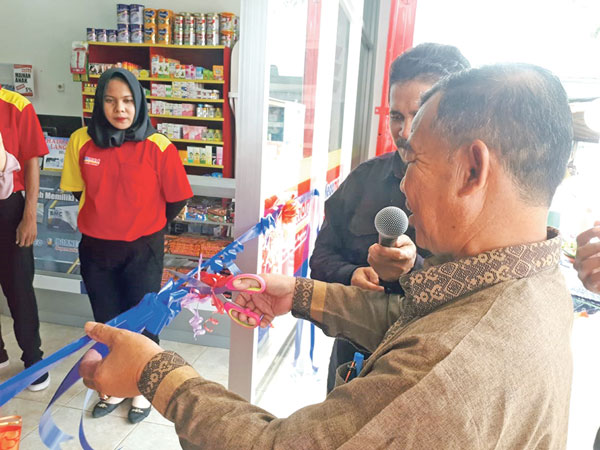 PEMBUKAAN MEGAMART ; Camat Kotawaringin Lama, Nahwani didampingi Franchise atau Owner Megamart Tiga Cahaya Kotawaringin Lama H. Nafian Suri melakukan pemotongan pita sebagai simbol secara resmi pembukaan tempat usaha tersebut.(GUSTI HAMDAN/RADAR PANGKALAN