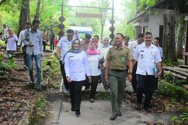 KUNJUNGAN : Wakil Walikota Palangka Raya Umi Mastikah saat mengunjungi taman Bukit Tangkiling, Rabu (26/2) lalu(HUMAS PEMKOT/RADARPALANGKA).