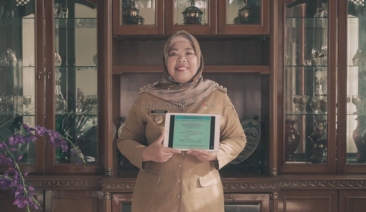 LAPOR SPT :  Bupati Kobar Hj. Nurhidayah menunjukkan bukti pelaporan SPT Tahunanya yang menggunakan e-filing. (KPP PRATAMA/RADAR PANGKALAN BUN)