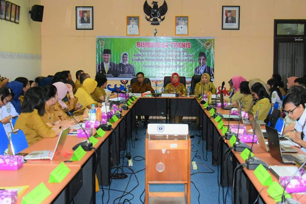 RAPAT: Sekretaris Daerah Kota Palangka Raya Hera Nugrahayu membuka Bimbingan Teknis Operator Aplikasi e-Move dan Aplikasi e-Database Perangkat Daerah Lingkup Kota Palangka Raya bertempat di ruang rapat Pumpung Hapakat Bappedalitbang Kota Palangka Raya, Se