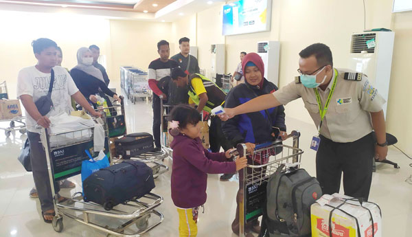 AWASI KETAT : Seluruh penumpang di terminal kedatangan Bandara Iskandar Pangkalan Bun diperiksa menggunakan alat pengukur suhu tubuh portabel, Rabu (4/3).(RINDUWAN/RADAR PANGKALAN BUN )