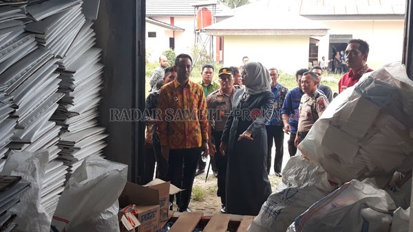 CEK GUDANG : Walikota Palangka Raya Fairid Naparin saat melakukan pengecekan gudang logistik KPU Kota Palangka Raya, Sabtu (7/3). DODI/RADARPALANGKA