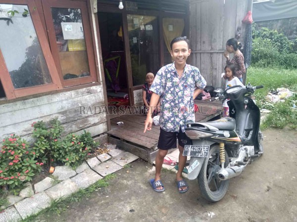 CURANMOR: M Ikro (19) menunjukan lokasi terkahir sepeda motor miliknya yang hilang di Jalan Tambun Bungai, Kecamatan MB Ketapang, Minggu (8/3). FAHRY/RADAR SAMPIT