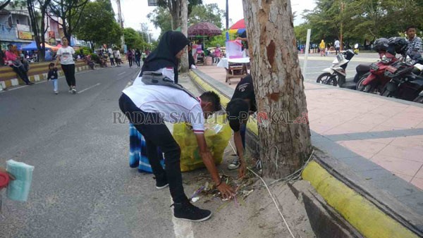PEDULI KEBERSIHAN : Sejumlah warga Pangkalan Bun lakukan aksi spontan untuk memunguti sampah di kawasan Taman Bundaran Pancasila. Hal itus sebagai respon masih rendahnya kesadaran sejumlah oknum pengunjung kawasan public untuk membuang sampah pada tempatn