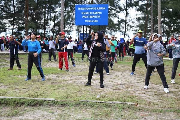 OLAH RAGA: Wakil Bupati Seruyan Iswanti (tengah) mengikuti senam pagi bersama ASN di kawasan Pantai Sungai Bakau. Disela-sela berolah raga, Iswanti mengimbau warga untuk mewaspadai DBD. (PROKOM SERUYAN FOR RADAR SAMPIT)