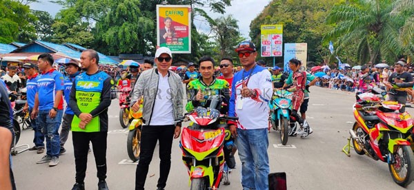 ATLET: Bupati Kotawaringin Timur (Kotim) Supian Hadi bersama pembalap serta Ketua Panitia Juma