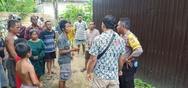 RIBUT: Warga berkumpul di lokasi penganiayaan, Desa Samba Katung, Katingan Tengah, akhir pekan lalu. POLSEK//RADAR SAMPIT