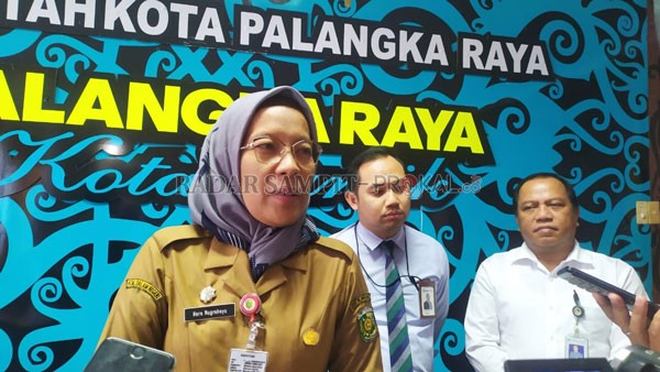 KONFIRMASI: Sekda Kota Palangka Raya Hera Nugrahayu, saat diwawancara usai rapat bersama Dinas Perdagangan Koperasi UMKM dan Perindustrian Kota Palangka Raya, Senin (8/3) di ruang Peteng Karuhei (PK)  I kantor walikota. DODI/RADARPALANGKA