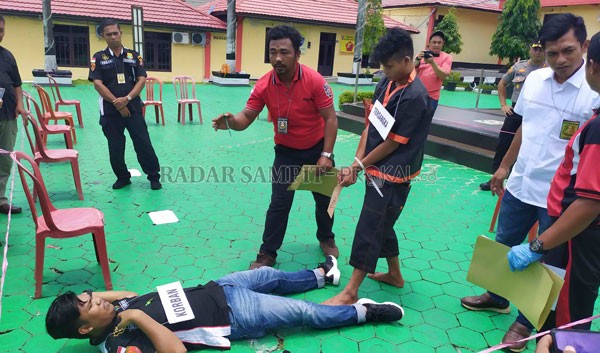 PELAKU PEMBUNUHAN : Donarius (24) saat akan melaksanakan Pra Rekonstruksi pembunuhan kakak sepupunya di halaman Mapolres Kobar, Selasa (10/3). Pembunuhan itu terjadi di Kecamatan Arut Utara.RINDUWAN/RADAR PANGKALAN BUN