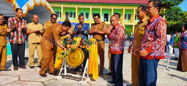 BERSALAMAN: Kepala Dinas Pendidikan Kotim Suparmadi bersalaman dengan Kepala SMAN 3 Sampit Livenur Hasby, usai membuka Kompetisi Sains Nasional (KSN) tingkat Kabupaten Kotawaringin Timur (Kotim), Selasa (10/3). YUNI/RADAR SAMPIT