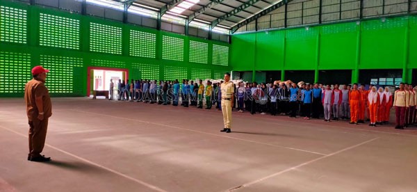 UPACARA: Pelajar luar Kota Sampit yang mengikuti seleksi hari pertama calon pasukan pengibar bendera (Paskibra), saat mengikuti upacara pembukaan seleksi, Senin (9/3) di Tenis Indoor Stadion 29 Nopember Sampit. YUNI/RADAR SAMPIT