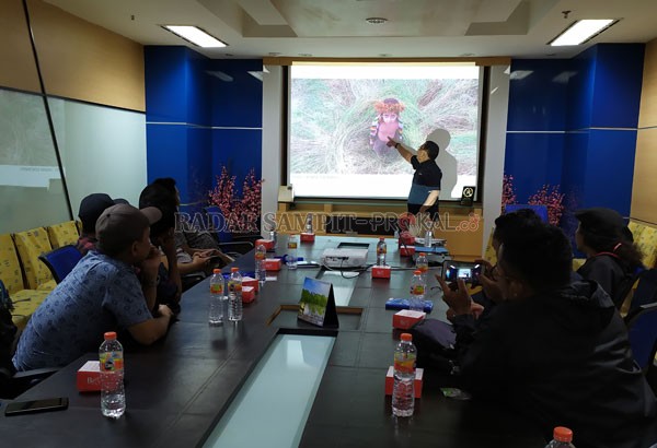 MATERI FOTOGRAFI: Fotografer senior Jawa Pos Beky Subechi memberikan penjelasan soal teknik fotografi jurnalistik, bagi peserta backpacker journalism,  di Graha Pena, Kamis (5/3). USAY NOR RAHMAD/RADAR SAMPIT