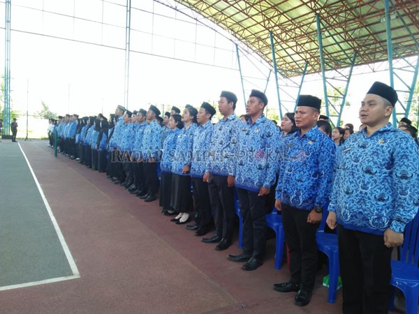 APARATUR PEMERINTAH: Ratusan CPNS Seruyan menjalani proses pengambilan sumpah dan janji sebagai PNS yang dilaksanakan di lapangan Tenis Indoor Kuala Pembuang, Selasa (10/3) kemarin. ALDI SETIAWAN/RADAR SAMPIT