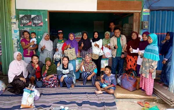 BANSOS SEMBAKO : Keluarga Penerima Manfaat (KPM), Aparat Desa, Pekerja Sosial Masyarakat (PSM), Tenaga Kesejahteraan Sosial Kecamatan (TKSK) dan Koodinator Daerah (Korda) Kobar dalam Penyaluran Program Sembako di salah satu Agen Bank di Desa Karang Mulya