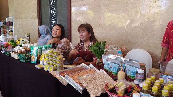 HARUS DIKEMBANGKAN : Berbagai obat-obatan herbal dan makanan ringan hasil produk UMKM. Para pelaku usaha ini harus terus didukung dan didorong untuk mengembangkan usahanya. YUSHO/RADAR SAMPIT