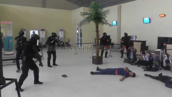 SIMULASI: Kopassus ketika melakukan simulasi penanganan teroris di Bandara Haji Asan Sampit, Kamis (12/3).(RADO/RADAR SAMPIT)
