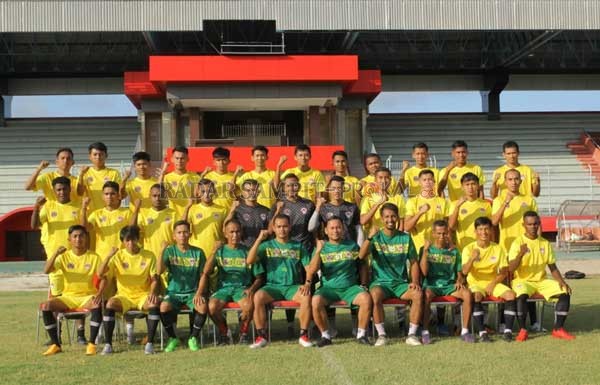 OPTIMISTIS: Sakud Kalteng Putra dan jajaran pelatih maupun menajamen saat berfoto di Stadion Tuah pahoe dan siap menjalani laga perdana melawan Persiba Balikpapan, hari ini.(FOTO IST KALTENG PUTRA)