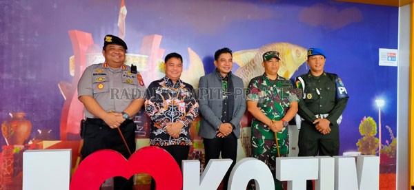 FOTO BERSAMA: Bupati Kotawaringin Timur (Kotim) Supian Hadi berfoto bersama dengan Kapolres Kotim, Dandim 1015 Sampit, Sekda Kotim, dan perwakilan Polisi Militer Sampit, usai penandatanganan Naskah Perjanjian Hibah Daerah (NPHD) untuk pengamanan pemilihan