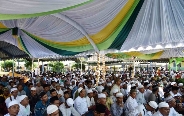 PENUH SESAK ; Puluhan ribu jamaah Haul Kiai Gede berdesakan di lokasi kegiatan, Minggu (15/3) SULISTYO/RADAR PANGKALAN BUN