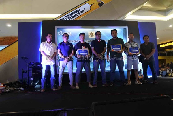 JUARA: Penyerahan hadiah Journalistic Photography Competition and Exhibition di Citimall Sampit, Jumat (13/3) malam. OKA FOR RADAR SAMPIT