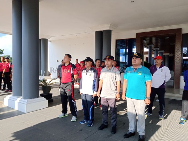 SIAGA: Ketua DPRD Seruyan Zuli Eko Prasetyo (dua dari kanan) saat menghadiri agenda apel siaga Virus Korona yang dilaksanakan di halaman Rumah Jabatan (Rujab) Bupati Seruyan, Minggu (15/3) kemarin. ALDI SETIAWAN/RADAR SAMPIT