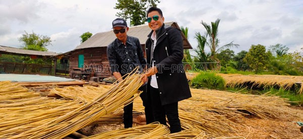 ROTAN: Bupati Kotim Supian Hadi didampingi Plt Cempaga saat melihat potensi rotan di Dusun Teluk Tewah, Desa Luwuk Bunter Kecamatan Cempaga, Sabtu, (14/3). YUNI/RADAR SAMPIT