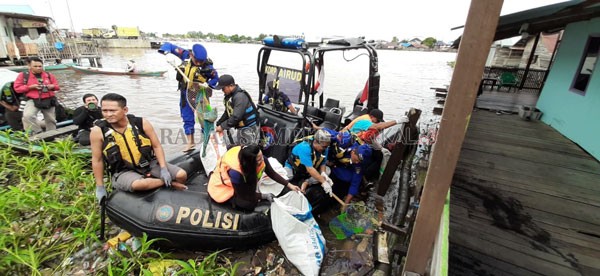 GOTONG ROYONG: Aksi membersihkan sampah yang mengotori  pinggiran  sungai Kahayan, oleh berbagai pihak lintas elemen, Sabtu ( 14/3).