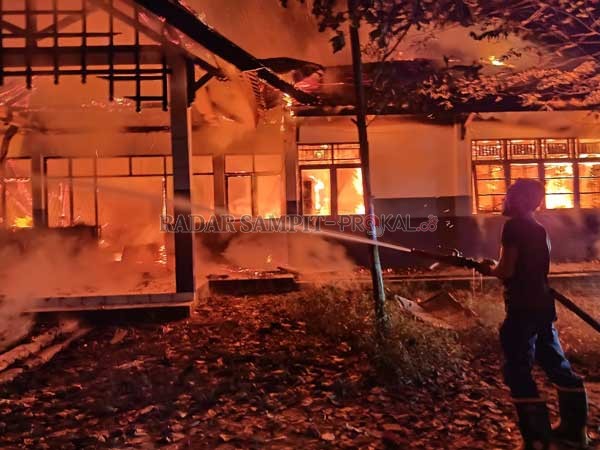 HANGUS: Gedung laboratorium Teknik Hasil Hutan (THH) Kehutananan Fakultas Pertanian Universitas Palangka Raya di Jalan Hendrik Timang, saat terbakar dan  usai terbakar  serta sudah diberi garis polisi untuk diselidiki penyebabnya.(DODI RADAR PALANGKA)