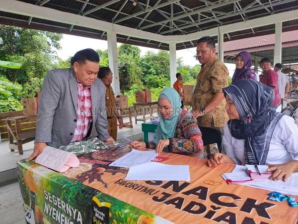 TINJAU: Sekretaris Daerah (Sekda) Kotim Halikinnor saat meninjau pelaksanaan Pemilihan Kepala Desa (Pilkades) serentak di Desa Pelangsian, Kecamatan Mentawa Baru Ketapang, pada Sabtu (14/3).(DIANTARESA/RADARSAMPIT)