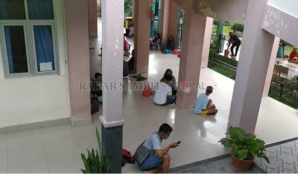 PENGUNJUNG RSUD : Suasana salah satu sudut di RSUD Sultan Imanuddin Pangkalan Bun. Saat ini Rumah Sakit Umum Daerah (RSUD) Sultan Imanuddin Pangkalan Bun, Kabupaten Kotawaringin Barat memperketat aturan kunjungan keluarga pasien. Sikap tegas tersebut diam