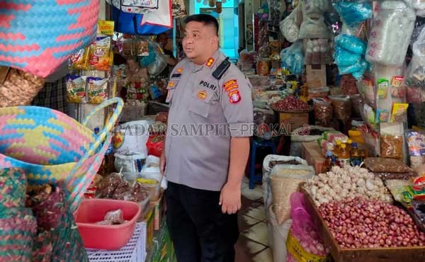 PANTAU: Kapolres Kotim AKBP Mohammad Rommel berbincang dengan pedagang di Pusat Perbelanjaan Mentaya, Sampit.(FAHRY/RADAR SAMPIT)