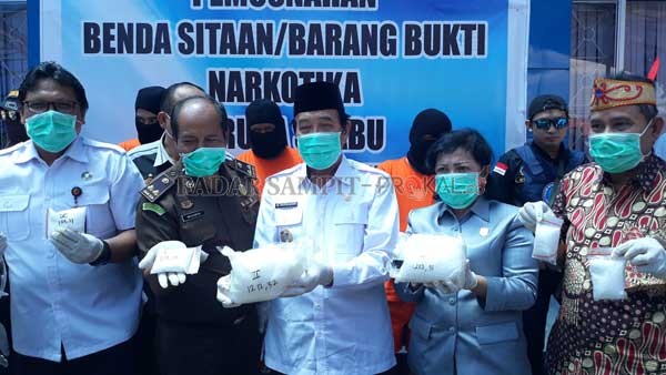 PEMUSNAHAN : Pihak badan Narkotika Nasional Provinsi Kalimantan Tengah menggelar pemusnahan barang bukti narkotika seberat 2.998 gram atau 2 ,9 kilogram sabu, yang semula 3,04 kilogram,Rabu (18/3) kemarin.(DODI RADAR PALANGKA)