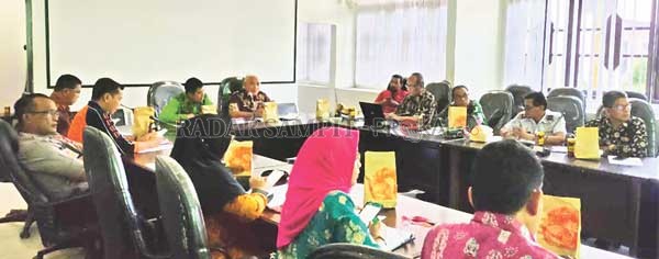 RAKOR : Satuan gugus (Satgas) tugas Covid-19 gelar rapat koordinasi pencegahan virus Korona di ruang rapat Setda Kotim, Kamis (19/3).(YUNI/RADAR SAMPIT)