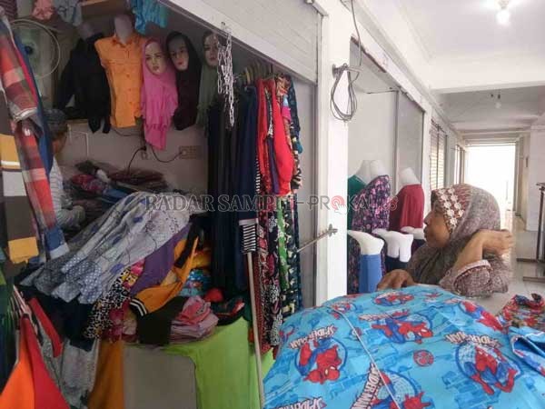 BERBENAH: Pedagang kain yang terlihat sedang berbenah pindah ke kios bangunan Pasar Eks Mentaya Teater, Rabu (18/3).(HENY/RADAR SAMPIT)