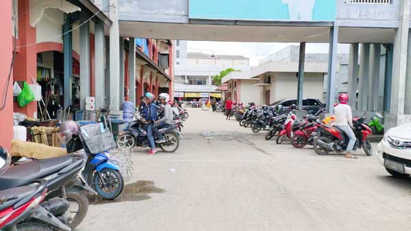PASAR : Sejak mewabah virus Korona, pusat perekonomian di Kota Sampit mengalami penurunan daya beli masyarakat. Hal itu juga diakui oleh para pedagang yang mengaku sejak beberapa sepi pembeli. (Dok.YUNI PRATIWI/RADAR SAMPIT)