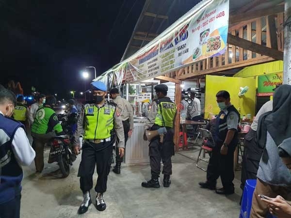 PENERTIBAN: Tim gabungan masih menemukan masyarakat berkumpul dan berkatiVitas tidak sesuai instruksi dari pemerintah dalam pencegahan virus Korona (Covid-19).(DODI RADAR PALANGKA)