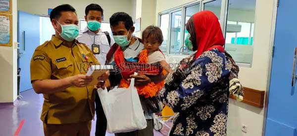 PULANG: Sekda Kotim Halikinnor bersama orang tua bayi kembar, Senin (30/3).(YUNI/RADAR SAMPIT)